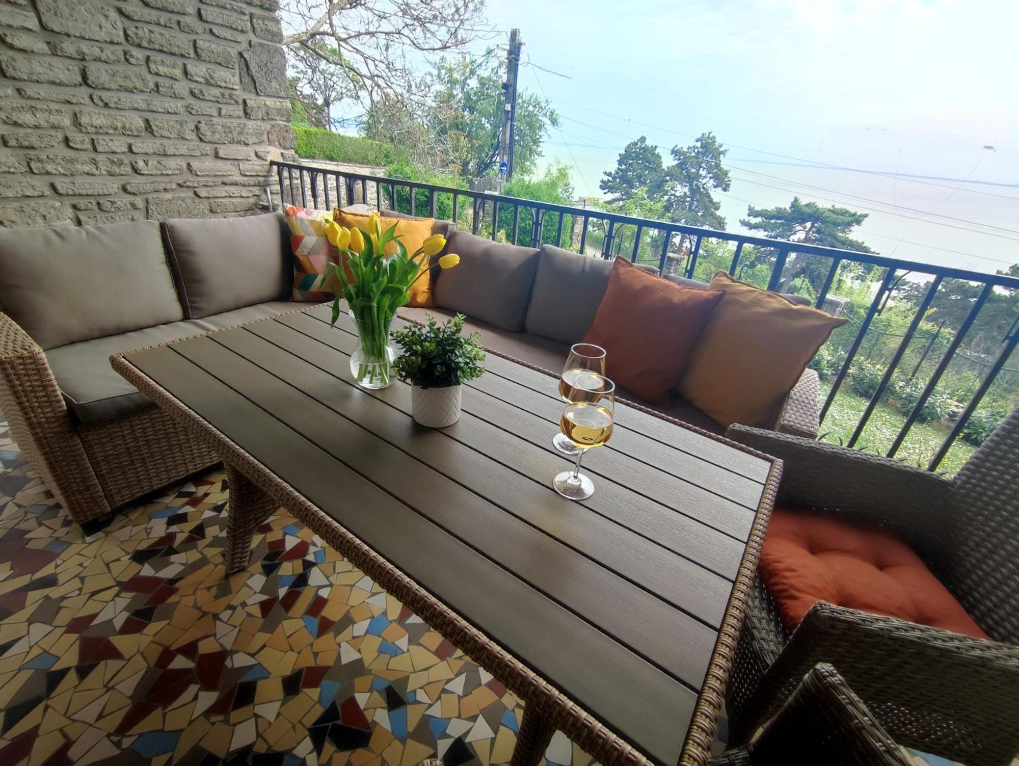 Dorka Villa Тихани Екстериор снимка